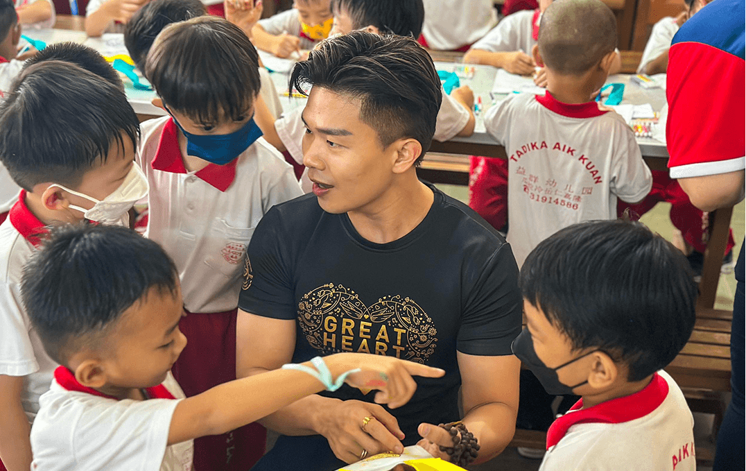 A Great Heart volunteer spending time with schoolchildren
