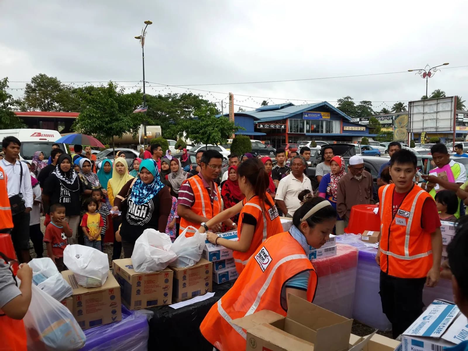 Volunteers distributing disaster relief supplies