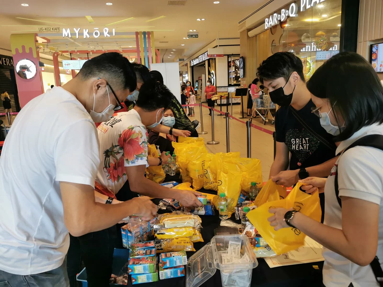 Volunteers packing food and drinks for distribution